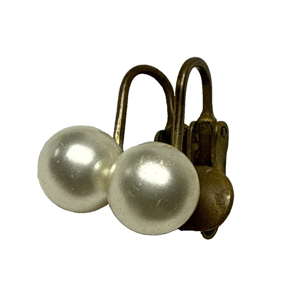 Vintage Richelieu Faux Pearl Huggie Clip On Earrings Gold Metal Brass Read - Picture 10 of 12